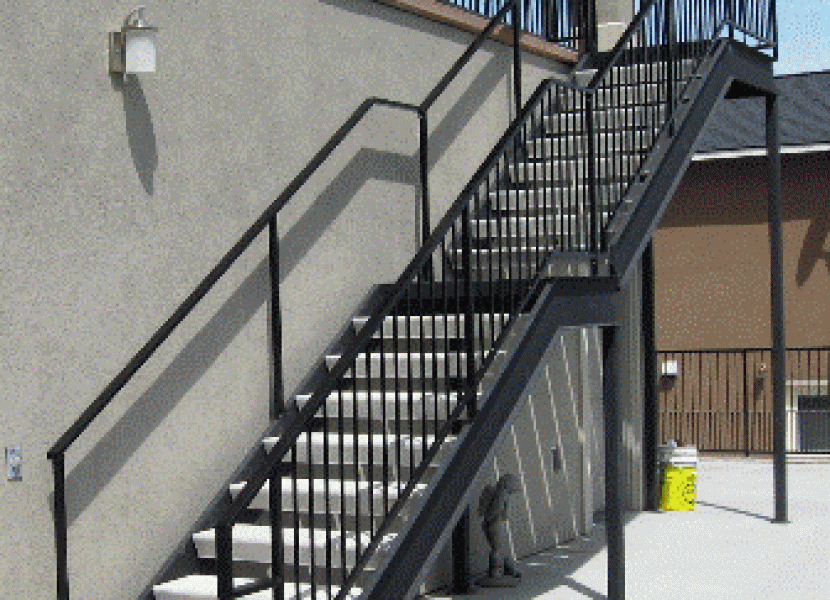 Escalera exterior con barandilla de hierro lacado